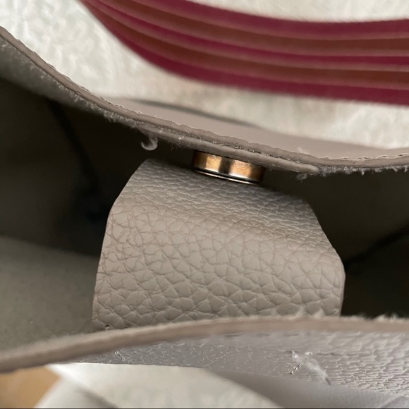 Gray Pebbled Leather Like Handbag Multicolor Strap - Picture 7 of 8